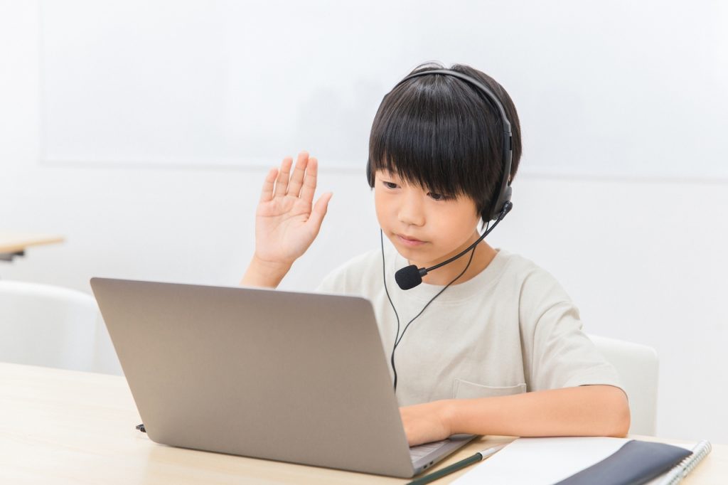 勉強する子供