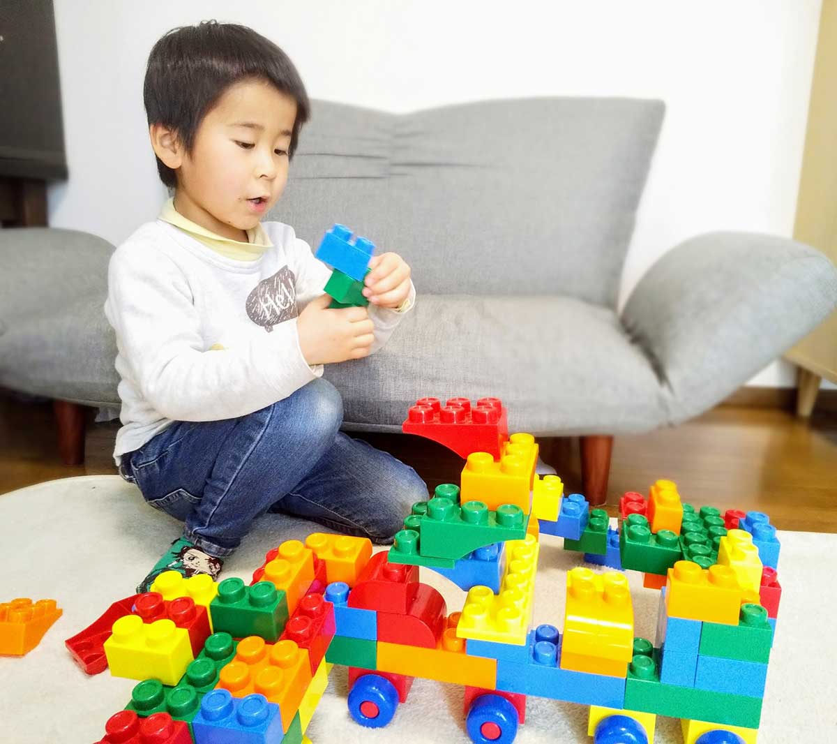 ブロックで遊ぶ7歳の男の子